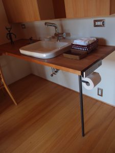 Hout in de badkamer – dit zie je veel in Japan. Ook worden meerdere benodigdheden in één meubel (hier een tafel) gecombineerd.