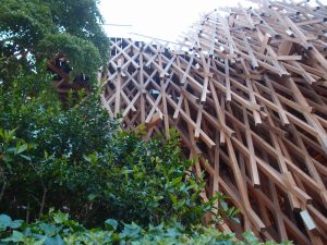 Massieve houten delen worden toegepast rondom een glazen paviljoen in het centrum van Tokyo. De zon wordt hierdoor mooi gefilterd, een warm licht komt binnen en diverse interessante uitzichten ontstaan van binnenuit. Massief hout toepassen is niet alleen goed voor de planeet, maar is ook gezond voor de bewoners, aangezien het amper formaldehyde uitstoot. Gelijmd of geperst hout, zoals multiplex of mdf, wat we in Nederland veel toepassen stoot wel veel formaldehyde uit, wat gezondheidsklachten kan geven. Zie hierover een eerder gepubliceerd stuk. 