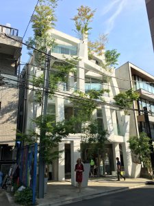 Midden in Tokyo: gebouw en bomen vormen één geheel.